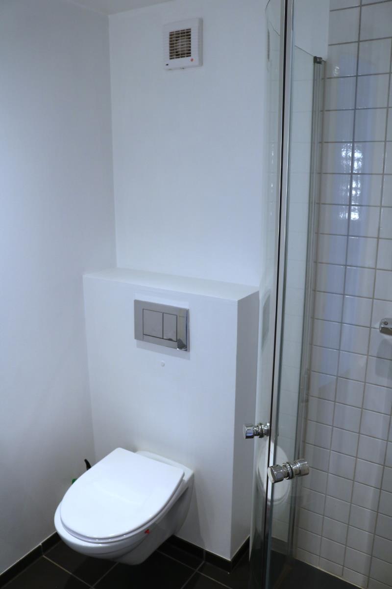 1316-Hoyvik apartment bathroom..JPG